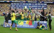 Football - Norwich City v Middlesbrough - Sky Bet Football League Championship Play-Off Final - Wembley Stadium - 25/5/15 Norwich City celebrate with the trophy after gaining promotion to the Barclays Premier League Action Images via Reuters / Matthew Childs Livepic