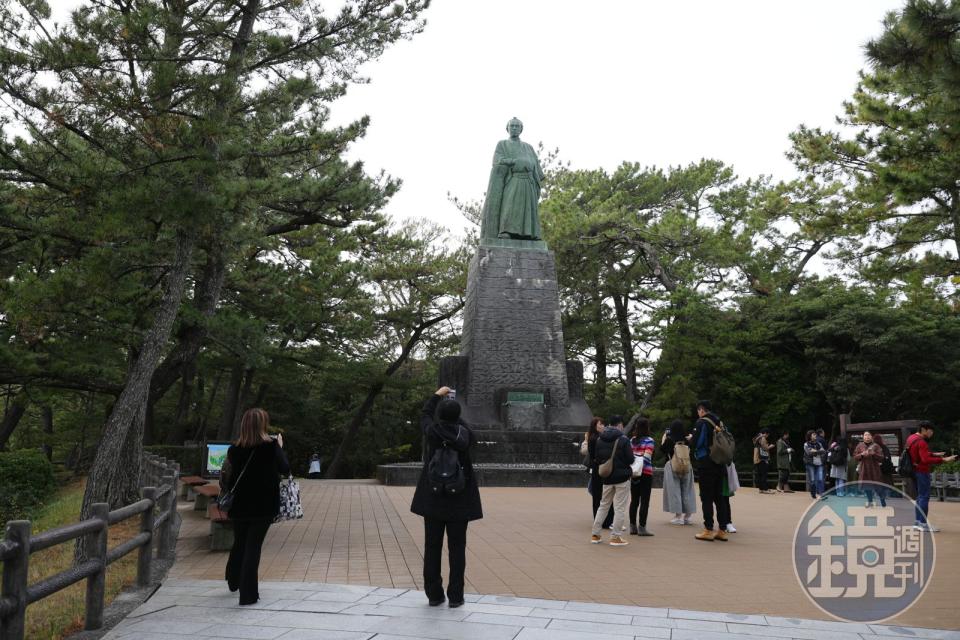 13公尺高的坂本龍馬銅像，相當有威嚴氣勢。