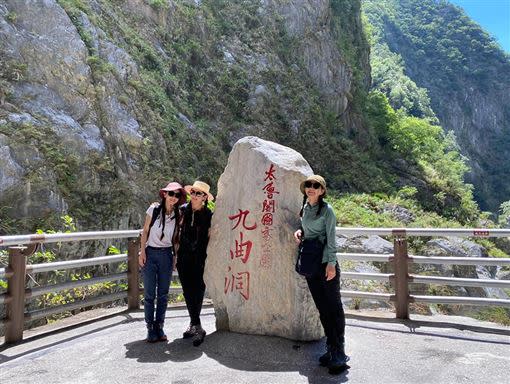 3人沿途拍下許多美照。（圖／翻攝自田馥甄Hebe臉書）