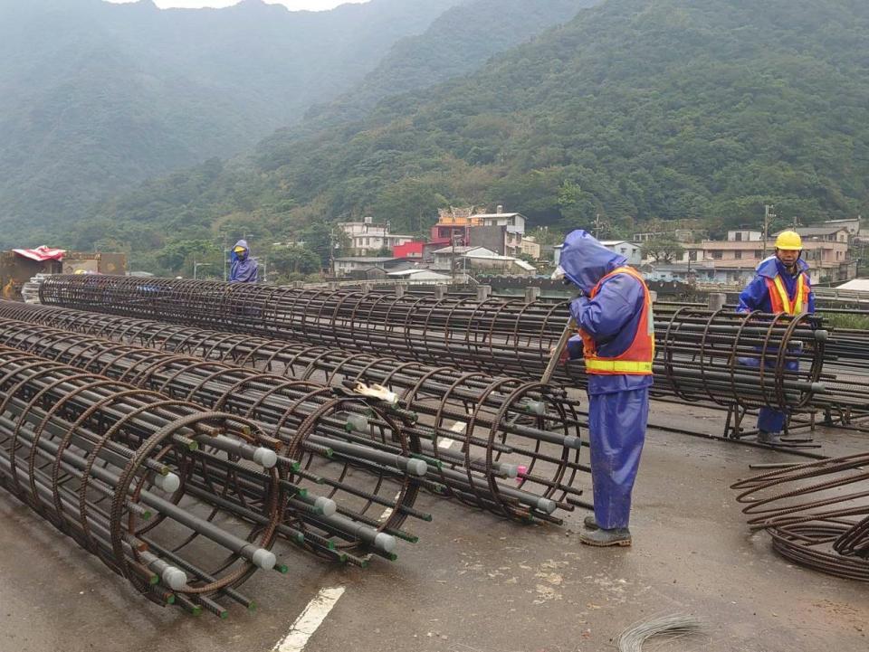 台鐵表示，瑞芳-猴硐邊坡西正線搶修作業持續進行。   圖：台鐵／提供