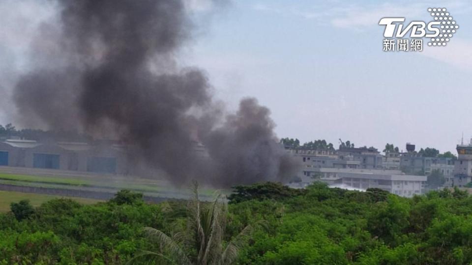 海軍S-70C直升機墜毀。（圖／TVBS） 海軍S-70C直升機墜地！起火冒黑煙「砸破民宅」畫面曝