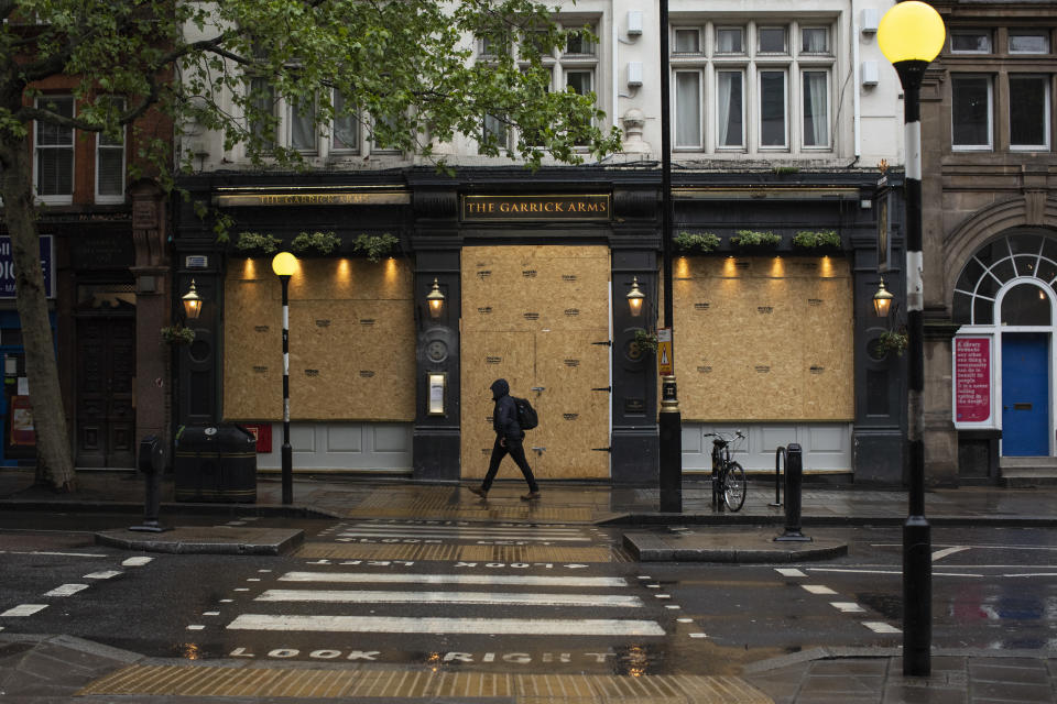 Businesses remain closed near Trafalgar Square in London, England.(Dan Kitwood/Getty Images)