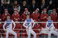 <p>Grupo de animadoras norcoreanas durante un partido de hockey femenil, entre Corea del Norte y Suiza, partido que perdieron las asiáticas en la arena de hielo de Gangneung, el 10 de febrero de 2018. </p>