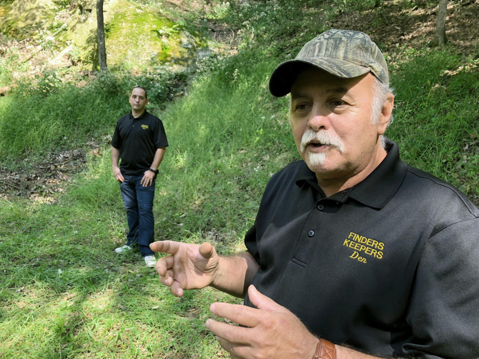 Dennis Parada (der.) y su hijo Kem Parada en el sitio donde el FBI excavó supuestamente en busca de oro enterrado durante la Guerra Civil de EEUU. (AP Photo/Michael Rubinkam, File)