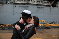 21 de dezembro - Virginia, Estados Unidos - A oficial Marissa Gaeta, à esquerda, beija sua namorada de dois anos, a também oficial Citlalic Snell, após desembarcar do USS Oak Hill. A troca de carinho, uma tradição da Marinha americana, foi a primeira entre um casal gay desde a revogação da regra do “don’t ask, don’t tell” (“não pergunte, não fale”) das Forças Armadas dos EUA (Foto: AP)