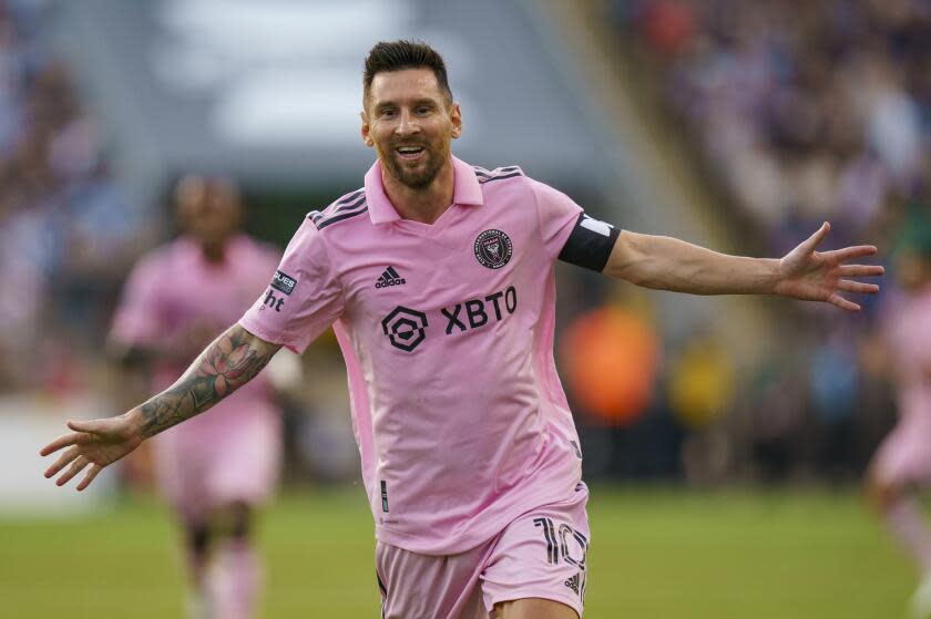 El argentino Lionel Messi, del Inter Miami, festeja tras anotar ante el Union de Filadelfia en las semifinales de la Leagues Cup, el martes 15 de agosto de 2023 (AP Foto/Chris Szagola)