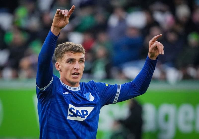 Hoffenheim's Grischa Proemel gives instructions to his teammates  during the German Bundesliga soccer match between VfL Wolfsburg and TSG 1899 Hoffenheim. Proemel is set to return from injury into the squad for Saturday's Bundesliga match at leaders Bayer Leverkusen, coach Pellegrino Matarazzo has said. Soeren Stache/dpa