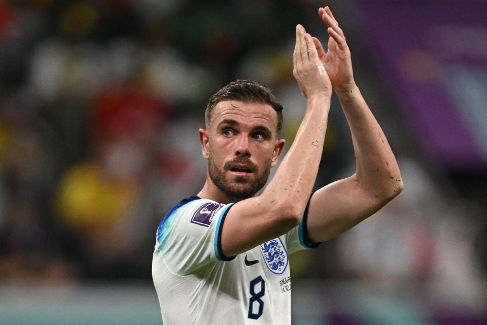 Le milieu de terrain numéro 8 anglais Jordan Henderson applaudit alors qu'il est remplacé (AFP via Getty Images)