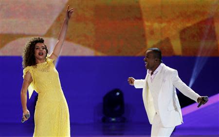 Brazilian singers Vanessa de Mata (L) and Alexandre Pires perform during the draw for the 2014 World Cup at the Costa do Sauipe resort in Sao Joao da Mata, Bahia state, December 6, 2013. REUTERS/Sergio Moraes