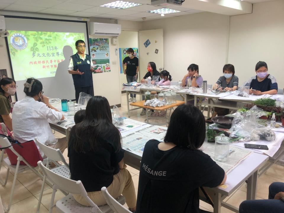 《圖說》新竹市服站主任蔡崇富提醒新住民留意居留效期以免受罰。（圖／移民署新竹市服務站提供）