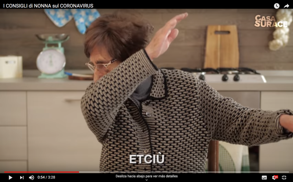 Así es como se tiene que estornudar en tiempos del coronavirus según esta abuela italiana. Como Figo, dice. (Foto: Captura de Youtube / Casa Surace)