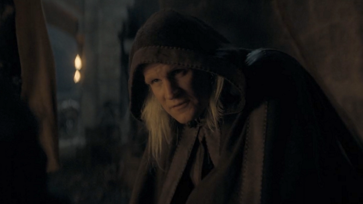  Matt Smith as Daemon Targaryen talking to Blood and Cheese in House of the Dragon Season 2x01 screenshot. 