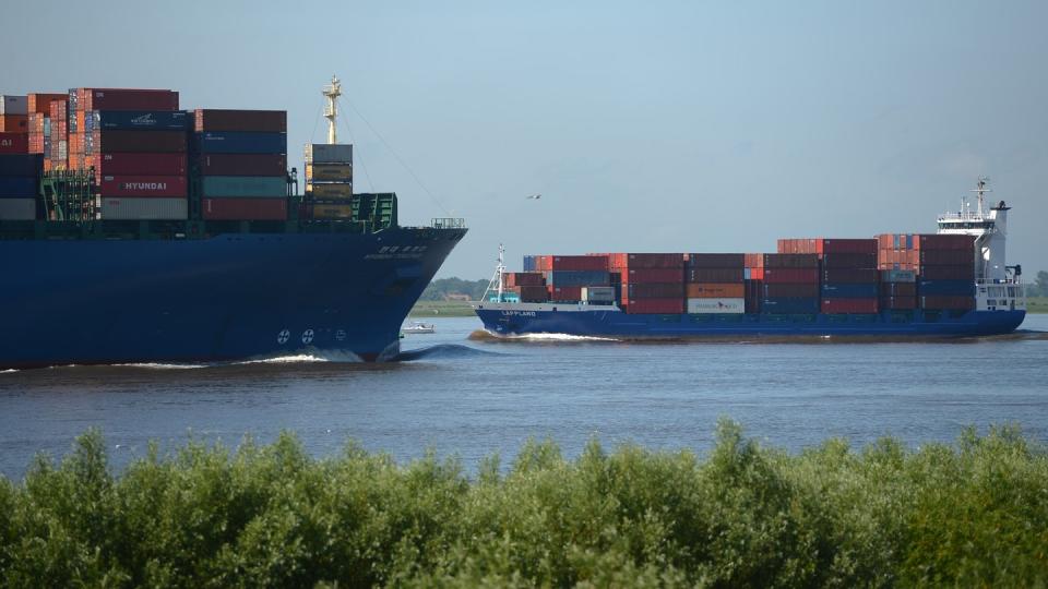 Containerschiffe auf der Elbe. Foto: Marcus Brandt