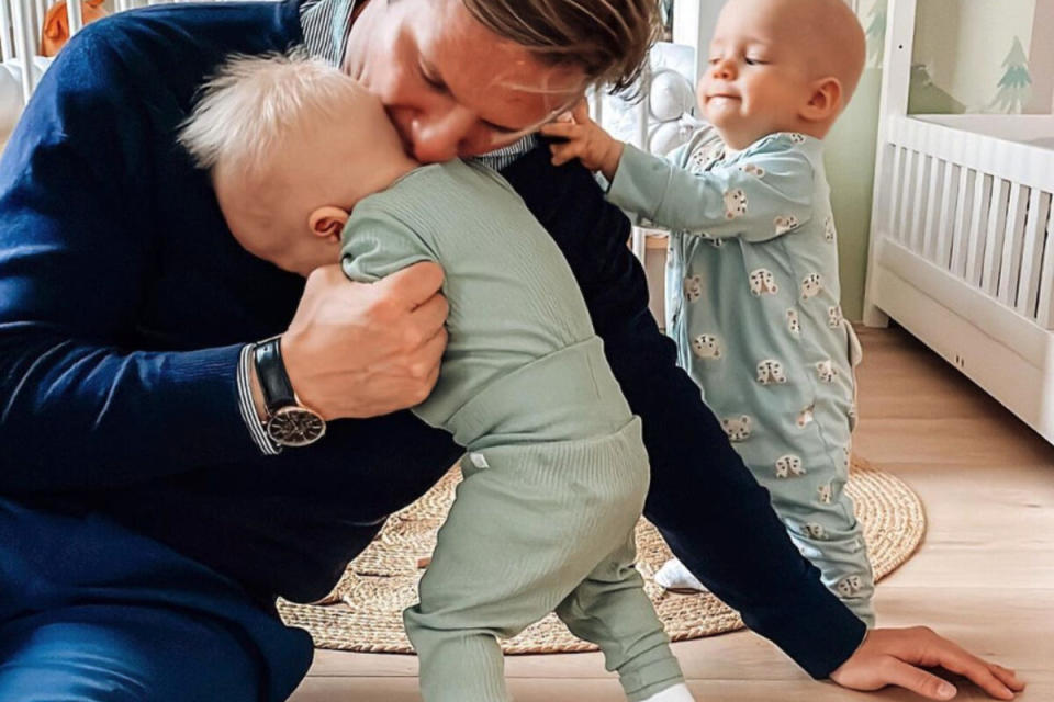 Liebevoll tollte Norman Jeschke (43) mit seinen beiden Jungs Leo (l.) und Luis herum.