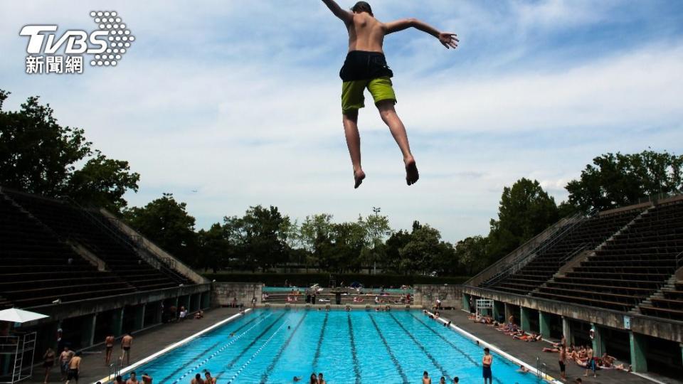 讓男女適用相關規範，柏林允許女性「上空」進入泳池。（示意圖／達志影像美聯社）