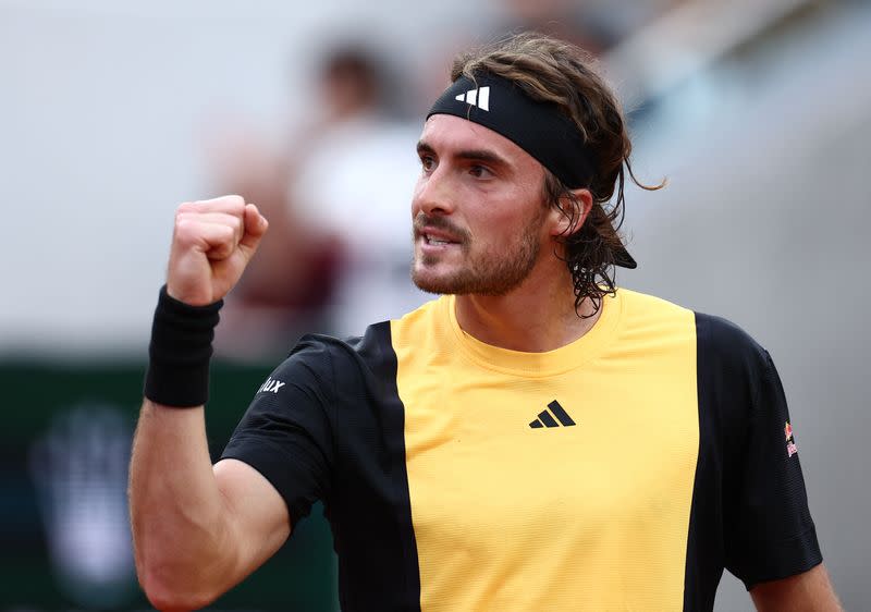 El tenista griego Stefanos Tsitsipas reacciona durante su partido de segunda ronda del Abierto de Francia contra el alemán Daniel Altmaier, en Roland Garros, París, Francia