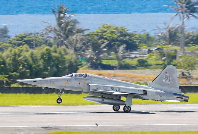 空軍4架F-5E戰鬥機22日自台東志航基地起飛執行訓練任務，其中2號機、4號機疑似空中擦撞墜海，圖為編號5286戰機。（本報資料照片）