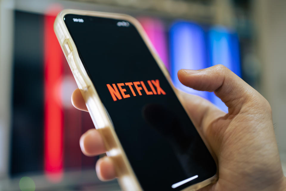 Bangkok, Thaiföld – 2022. április 25.: Az iPhone 13 képernyőjén megjelenik a Netflix alkalmazás.