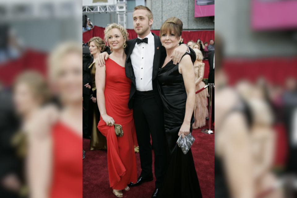 Ryan Gosling his mother Donna and sister Mandi arrive on the red carpet for the 79th Annual Academy Awards in Hollywood, California, 25 February 2007.  AFP PHOTO / Hector MATA (Photo credit should read HECTOR MATA/AFP via Getty Images)