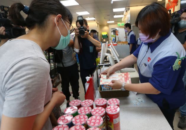 4大超商發生系統大當機，有民眾等了將近1小時還領不到3倍券，就有婦人忍不住飆罵「什麼政府？有收據竟不能直接領券」，火氣爆表！（圖片來源：中央社）