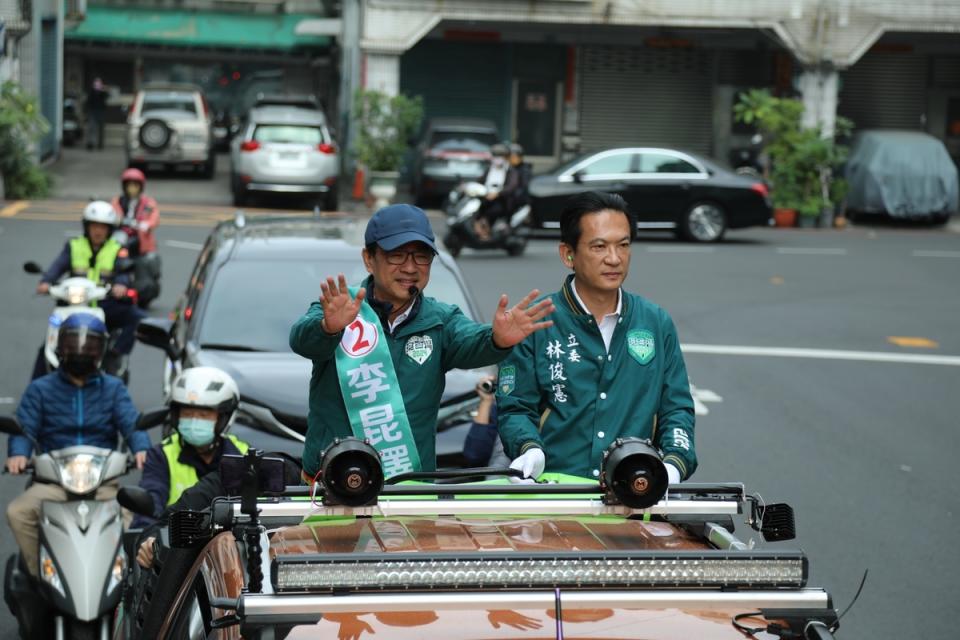 林俊憲(右)陪李昆澤(左)車掃。   圖：李昆澤競總/提供