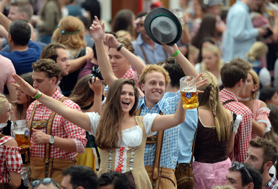 ARCHIV - 24.09.2016, Bayern, MÃ¼nchen: Wiesnbesucher feiern im HofbrÃ¤uzelt auf dem Oktoberfest. Foto: Andreas Gebert/dpa +++ dpa-Bildfunk +++