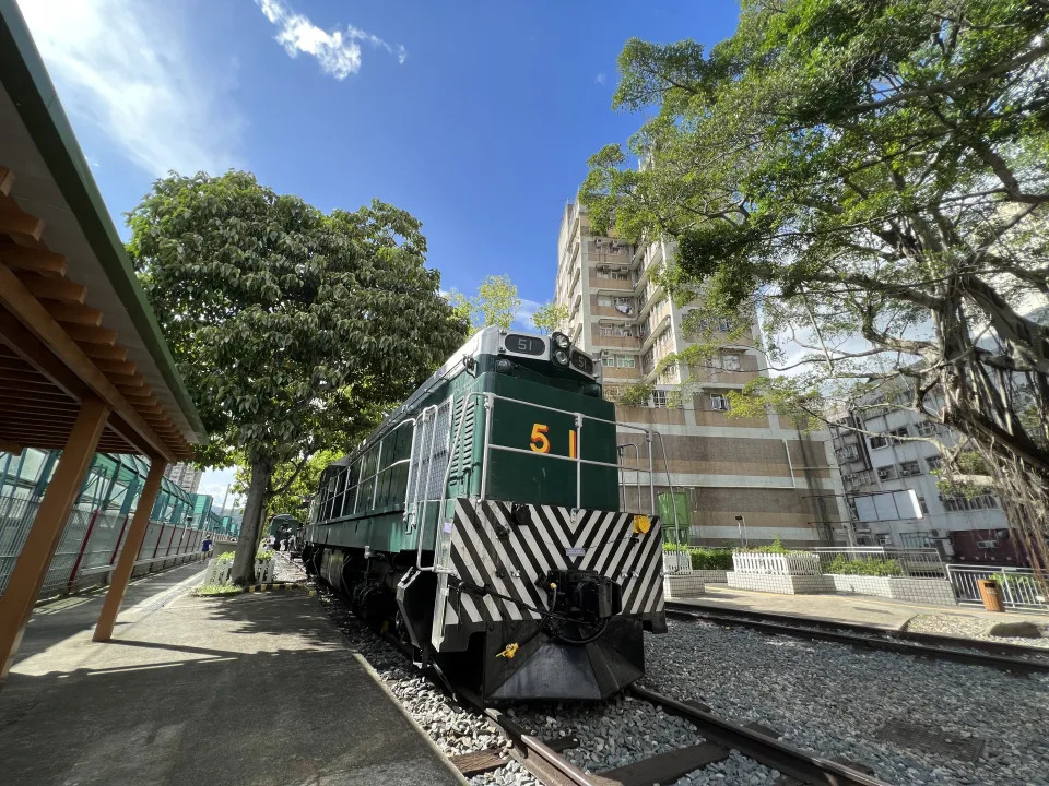 車頭印有「51」的火車頭，是首架在香港使用的柴油發動火車。