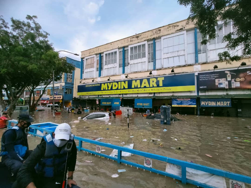 Ameer estimated damages from the flood and looting at the Sri Muda Mydin store to have cost the company over RM1 million in losses. — Picture by Shah Alam police