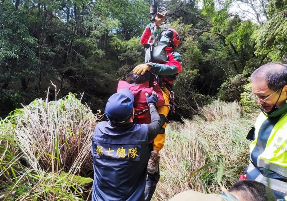 女山友疑似高山肺水腫，27日由空勤直升機成功吊掛下山送醫。（花蓮縣消防局提供）