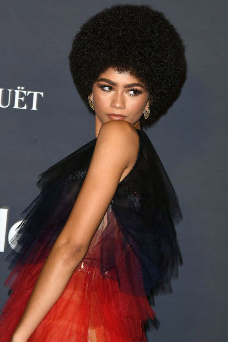 Kann man mit 21 schon so ein sicheres Gespür für Stil haben? Zendaya ist der lebende Beweis, dass Trends kein Alter kennen. Die Schauspielerin zeigte sich mit einem coolen Afro, der von ihren Tanten und einer kleinen Prise Angela Davis inspiriert wurde, wie sie auf Instagram verriet. Ein perfekter Look und es folgen noch weitere fantastische Hairstyles. (Bild-Copyright: Getty)