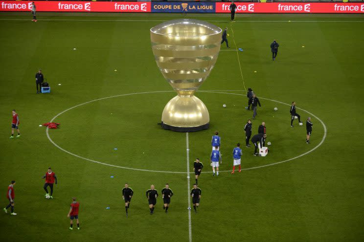 <p>La cérémonie d’avant-match mettait en avant une énorme Coupe de la Ligue. (crédit AFP)</p>