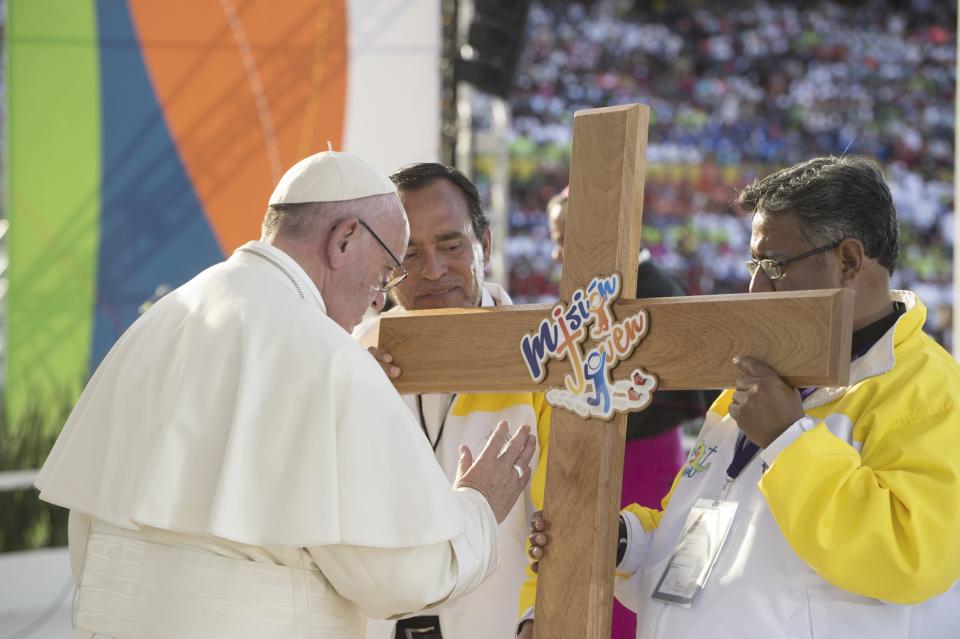 Pope Francis blesses a crucifix during a meeting with youths at the Jose Maria Morelos y Pavon stadium in Morelia, Mexico, February 16, 2016. Picture taken on February 16, 2016. (REUTERS/Osservatore Romano Handout via Reuters