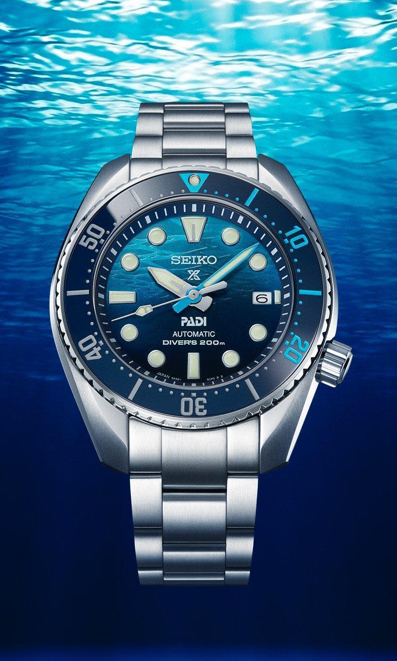 SEIKO Prospex「Save The Ocean」潛水錶特別版SPB375J1腕錶，錶殼使用「相撲（SUMO）」特色錶殼，且較其他款式更顯錐形邊緣，搭載6R35機械機芯，具備長達70小時的動力儲存功能。定價約NT$38,800。