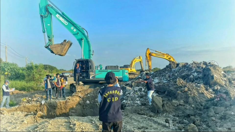 台南地區多處公有地和私有地被大量傾倒廢棄物，初估總清除處理費用高達10億6千萬餘元。（記者葉進耀翻攝）