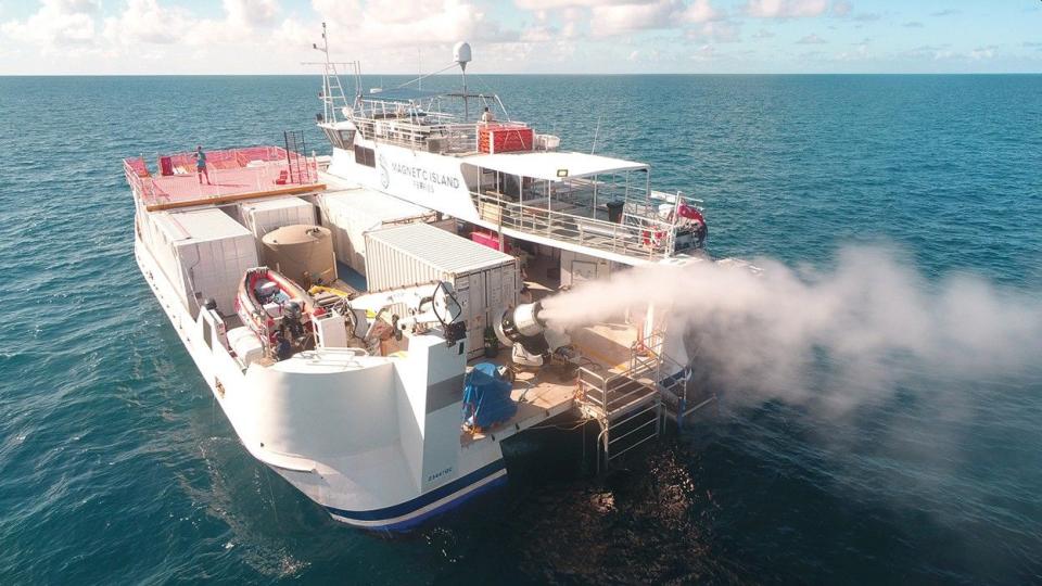 Una turbina genera columna de gotas de agua de mar y las dispersa hacia el cielo desde un barco durante una de las pruebas | Imagen Brendan Kelaher / Universidad de Southern Cross, Australia.