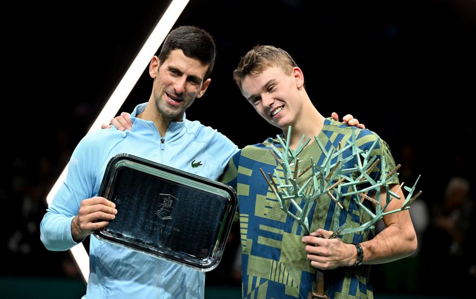 Ganador Holger Rune (derecha) de Dinamarca y finalista Novak Djokovic - Mustafa Yalcin/Agencia Anadolu vía Getty Images