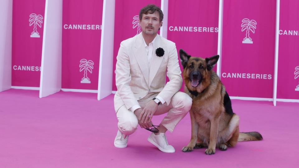 Gwiazdy „Hudson i Rex”, John Reardon i Diesel von Burgimwald, kłaniają się w Cannes.