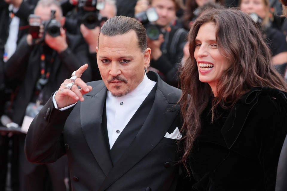 Johnny Depp y Maïwenn en la alfombra roja de Cannes (Photo by Victor Boyko/Getty Images)