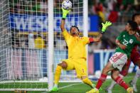 Hirving Lozano remata para anotar el gol con el que México vence 1-0 a Perú en partido amistoso