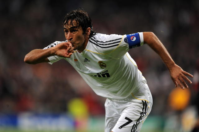Raúl González celebra un gol con el Real Madrid en la temporada 2009-10, la última que disputó con el conjunto blanco. (Foto: Javier Soriano / AFP / Getty Images).