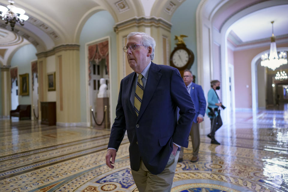 El líder de la minoría republicana en el Senado de Estados Unidos, Mitch McConnell, camina el viernes 28 de mayo de 2021 a la cámara alta en Washington para la votación final sobre la creación de una comisión que investigue el asalto mortífero del 6 de enero por parte de una turba de seguidores del expresidente Donald Trump al Capitolio, Los republicanos lograron bloquear la iniciativa. (AP Foto/J. Scott Applewhite)