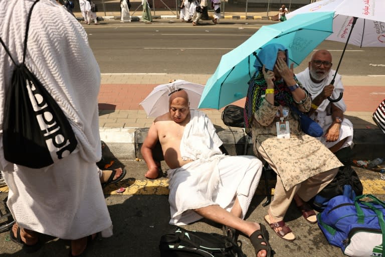 Un peregrino musulmán afectado por el sofocante calor el 16 de junio de 2024 en Mina, en Arabia Saudí (Fadel Senna)