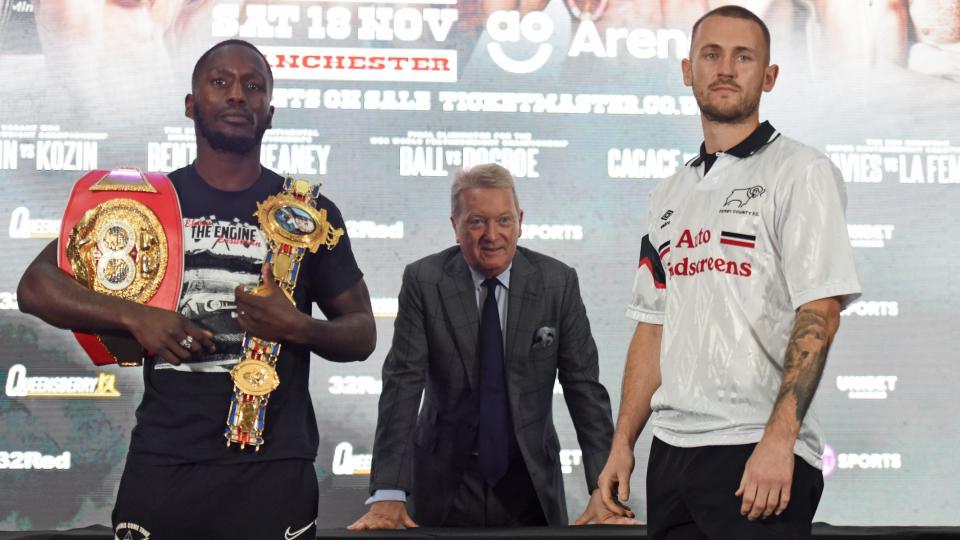 Harry Bufanda (derecha) posa con su camiseta del Derby County junto al promotor Frank Warren (centro), antes de enfrentarse a Ekow Essuman (izquierda)