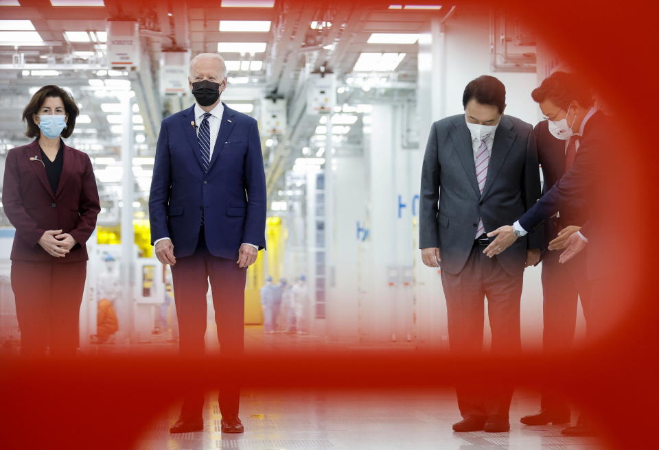 U.S. President Joe Biden stands with U.S. Secretary of Commerce Gina Raimondo and South Korean President Yoon Suk-yeol during a tour of a semiconductor factory at the Samsung Electronics Pyeongtaek Campus in Pyeongtaek, South Korea, May 20, 2022. REUTERS/Jonathan Ernst