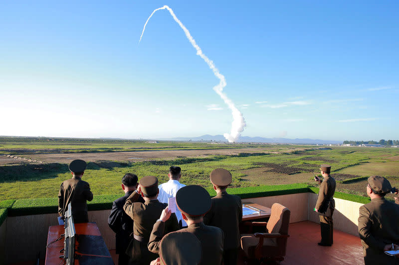 Le dirigeant nord-coréen, Kim Jong-un, a supervisé un essai de missile balistique contrôlé par un système de navigation et a ordonné le développement d'armes stratégiques plus puissantes, a annoncé mardi l'agence de presse nord-coréenne, KCNA, au lendemain d'un nouveau tir de missile. /Photo diffusée le 28 mai 2017/REUTERS/KCNA