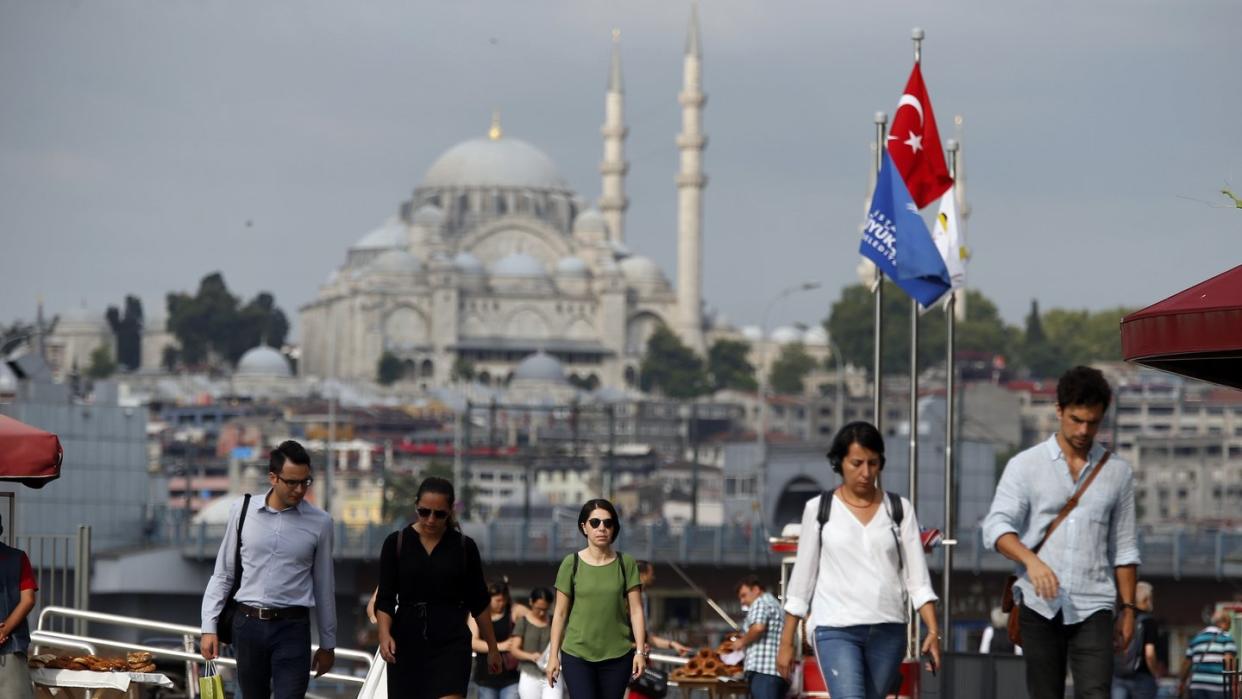 Passanten in Istanbul. Foto: Lefteris Pitarakis/AP