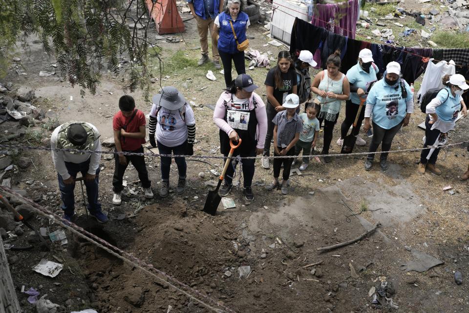 Familiares buscan a parientes desaparecidos, el viernes 19 de abril de 2024, en Zumpango, México. Cientos de activistas en búsqueda de parientes desaparecidos se diseminaron por varias partes de México el viernes para una iniciativa coordinada que eleve el perfil de la labor de búsqueda que lideran las familias de miles de desaparecidos en el país, sin el apoyo de las autoridades. (AP Foto/Marco Ugarte)