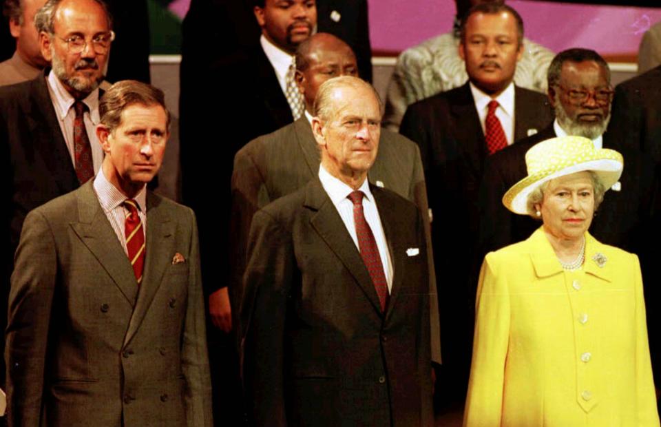 La realeza británica, de izquierda a derecha, el príncipe Carlos, heredero a la corona, su padre el príncipe Felipe y la reina Isabel II (AP)
