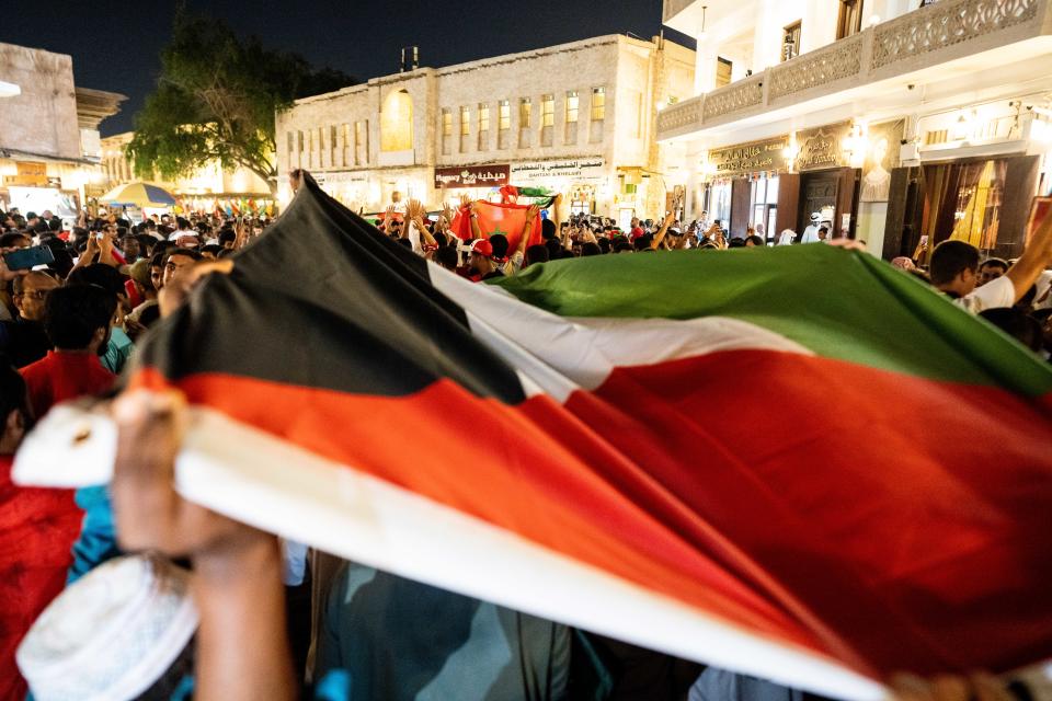 Un grupo de aficionados muestra la bandera palestina en la Copa del Mundo 2022 en Doha, Catar, el 6 de diciembre de 2022. (Erin Schaff/The New York Times)