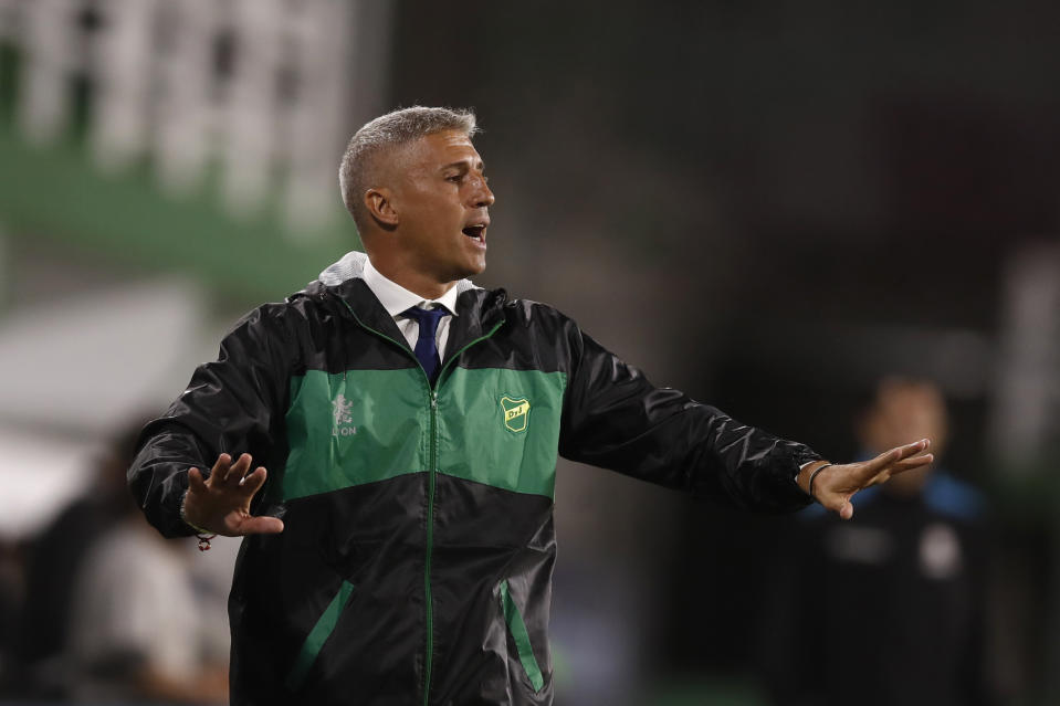 El técnico de Defensa y Justicia Hernán Crespo dando instrucciones durante el partido contra Coquimbo de Chile en las semifinales de la Copa Sudamericana, el sábado 16 de enero de 2021, en Buenos Aires. (AP Foto/Natacha Pisarenko, Pool)